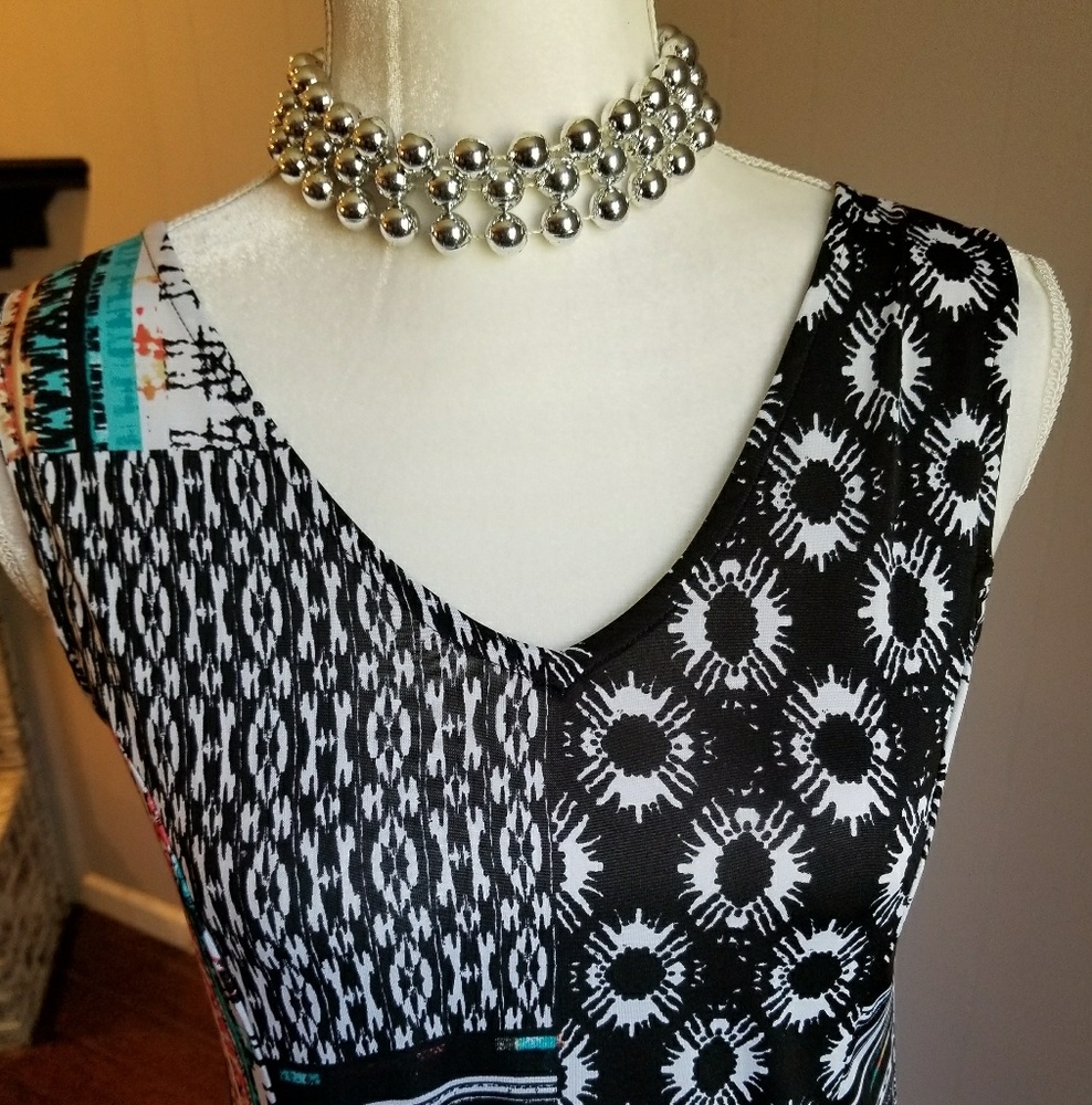 Sleeveless v neck dress - Picture 4 of 8